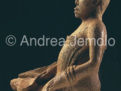 Nigerian National Museum Donna seduta - Profilo - terracotta - Ife | Andrea Jemolo