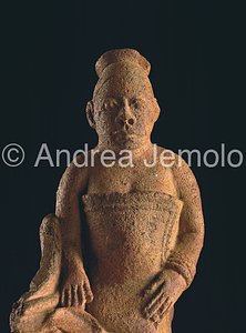 Nigerian National Museum Woman seatting - terracotta - Ife | Andrea Jemolo