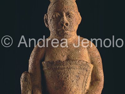 Nigerian National Museum Donna seduta - Frontale - terracotta - Ife | Andrea Jemolo