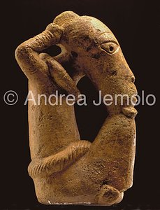 Nigerian National Museum Seatting figure - terracotta - Nok | Andrea Jemolo