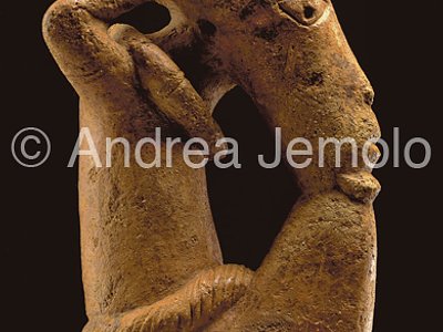 Nigerian National Museum Figura seduta - terracotta - Nok | Andrea Jemolo