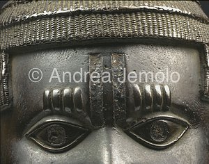Nigerian National Museum Commemorative head of Oba- bronze - Benin | Andrea Jemolo