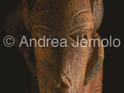 Nigerian National Museum Figura seduta - Viso - Nok | Andrea Jemolo