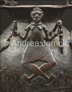 Nigerian National Museum Stool with catfish - bronze - Benin | Andrea Jemolo
