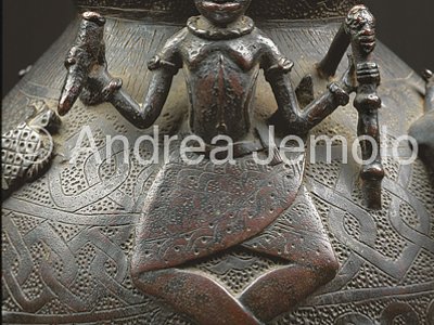 Nigerian National Museum Sgabello con pesci gatto - bronzo - Benin | Andrea Jemolo