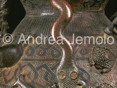 Nigerian National Museum Sgabello con pesci gatto - particolare - bronzo - Benin | Andrea Jemolo