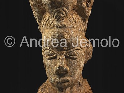 Esiẹ Museum Figura seduta con spada - Viso - steatite - Esie | Andrea Jemolo