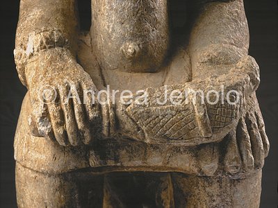 Esiẹ Museum Figura seduta con spada - Mani - steatite - Esie | Andrea Jemolo