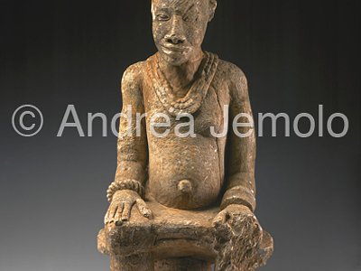 Esiẹ Museum Figura seduta - steatite - Esie | Andrea Jemolo