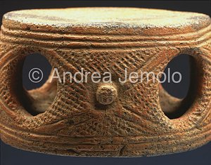 Nigerian National Museum Cylindrical headrest - terracotta - Calabar | Andrea Jemolo