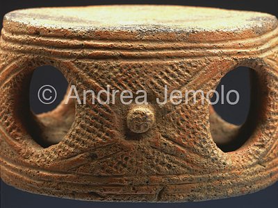 Nigerian National Museum Poggiatesta cilindrico - terracotta - Calabar | Andrea Jemolo