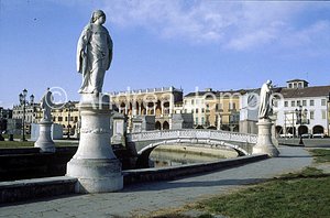 Prato della Valle General view | Andrea Jemolo