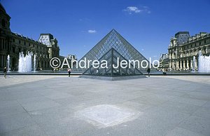 Louvre Museum - Pyramid General view | Andrea Jemolo
