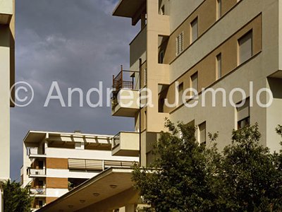 Buildings at Fonte Laurentina The space between the two twin houses | Andrea Jemolo