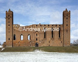 Castle Exterior | Andrea Jemolo
