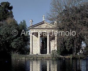Little temple of Esculapio General view | Andrea Jemolo