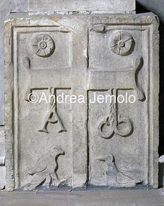 San Lorenzo Plinto of column - frontal | Andrea Jemolo