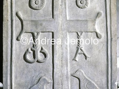 San Lorenzo Plinto of column - frontal | Andrea Jemolo