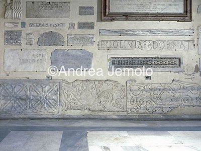 Basilica di Santa Maria in Trastevere Insieme di lastre nel portico | Andrea Jemolo
