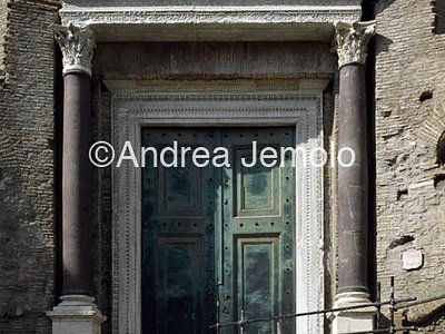 Sts. Cosma and Damiano Entrance from the forum | Andrea Jemolo