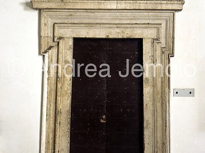 Sangallo Clarelli / Casa Sangallo Portale con bassorilievo | Andrea Jemolo