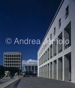 EUR - Palace of the Uffici Façade with palace of the Civiltà del Lavoro | Andrea Jemolo