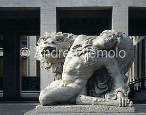 EUR - Palace of the Uffici Statue in façade | Andrea Jemolo