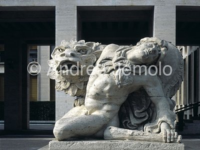 EUR - Palace of the Uffici Statue in façade | Andrea Jemolo