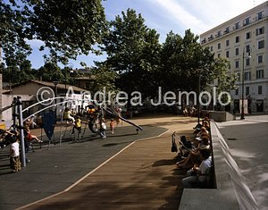 Piazza San Cosimato Central island with flooring in wood | Andrea Jemolo