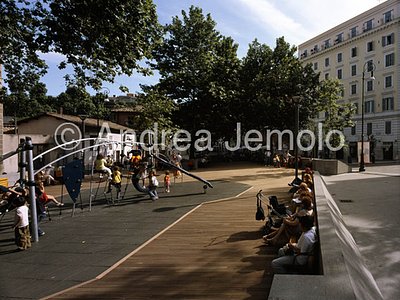 Piazza San Cosimato Central island with flooring in wood | Andrea Jemolo