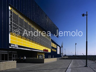 Center exposure and sale of IKEA Porta di Roma Entrance to the building | Andrea Jemolo