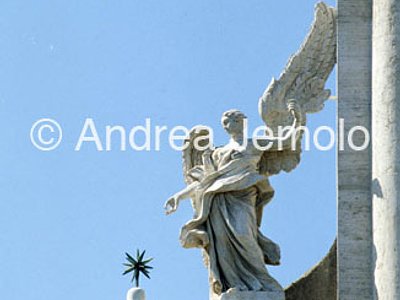 Chiesa di Sant'Andrea della Valle Angelo della facciata | Andrea Jemolo