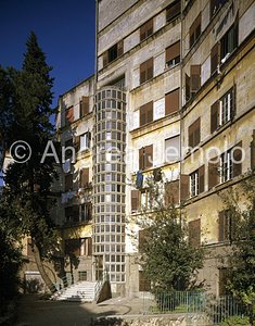 Suburban hotel in Bonomelli square Garbatella District - Façade - Detail | Andrea Jemolo