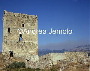 Castle of the Roccella General view | Andrea Jemolo