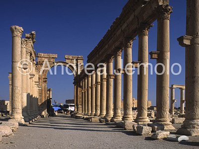 Avenue with columns e arco monumental arch General view | Andrea Jemolo