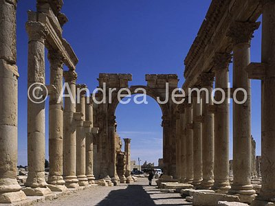 Avenue with columns e arco monumental arch General view | Andrea Jemolo