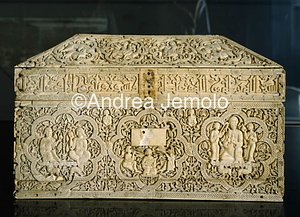 Museo de Navarra Hispano-Arabo shrine in ivory | Andrea Jemolo
