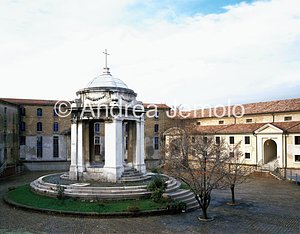 Lazzaretto Courtyard | Andrea Jemolo