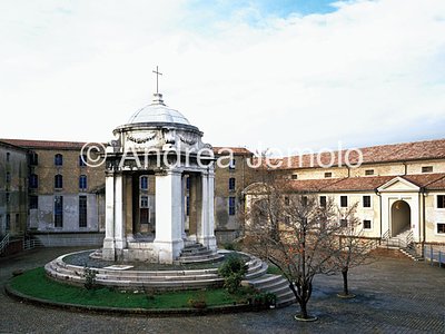 Lazzaretto Courtyard | Andrea Jemolo