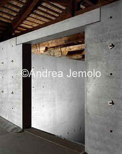 Punta della Dogana Contemporary Art Centre Original masegni and the new walls of the central courtyard | Andrea Jemolo