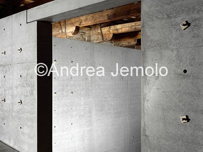 Punta della Dogana Contemporary Art Centre Original masegni and the new walls of the central courtyard | Andrea Jemolo
