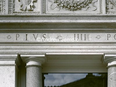 Casina di Pio IV Casina - Architrave con l' iscrizione Paolo IV corretta in Pio IV | Andrea Jemolo