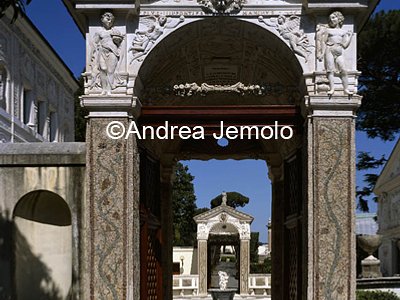 Casina di Pio IV Propileo settentrionale - Dai Giardini | Andrea Jemolo