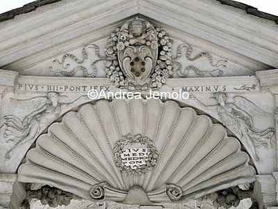 Casina di Pio IV Propileo settentrionale - Iscrizione attraverso il foro | Andrea Jemolo