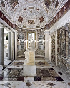 Casina of Pius IV Casina - Vestibule with the Statue of Clio | Andrea Jemolo