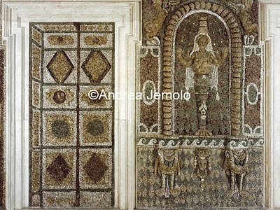 Casina di Pio IV Casina - Vestibolo - Parete con porta in trompe l'oeil e Diana Efesia | Andrea Jemolo