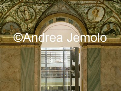 Nuova Bibliotheca Hertziana Passaggio dalla sala affrescata del vecchio palazzo al nuovo spazio col cavedio | Andrea Jemolo