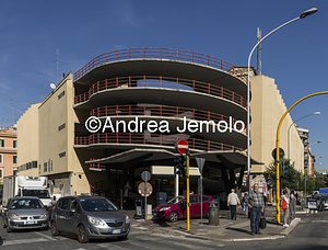 Garage and Market Via Magna Grecia | Andrea Jemolo