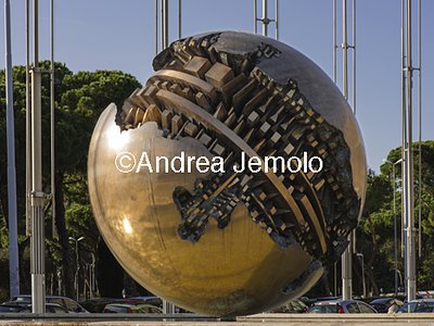 Great sphere in front of the Ministry of Foreign Affairs - Farnesina, started as Palazzo del Littorio  | Andrea Jemolo