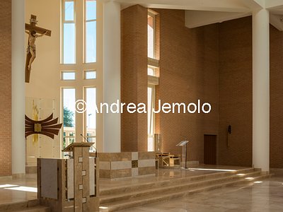 Chiesa e complesso parrocchiale San Tommaso Apostolo in Località Infernetto Presbiterio | Andrea Jemolo
